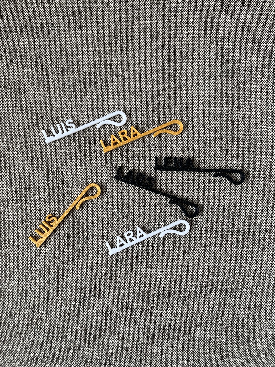 Personalisierte Glasanhänger mit den Namen Luis und Lara in Weiß, Gold und Schwarz