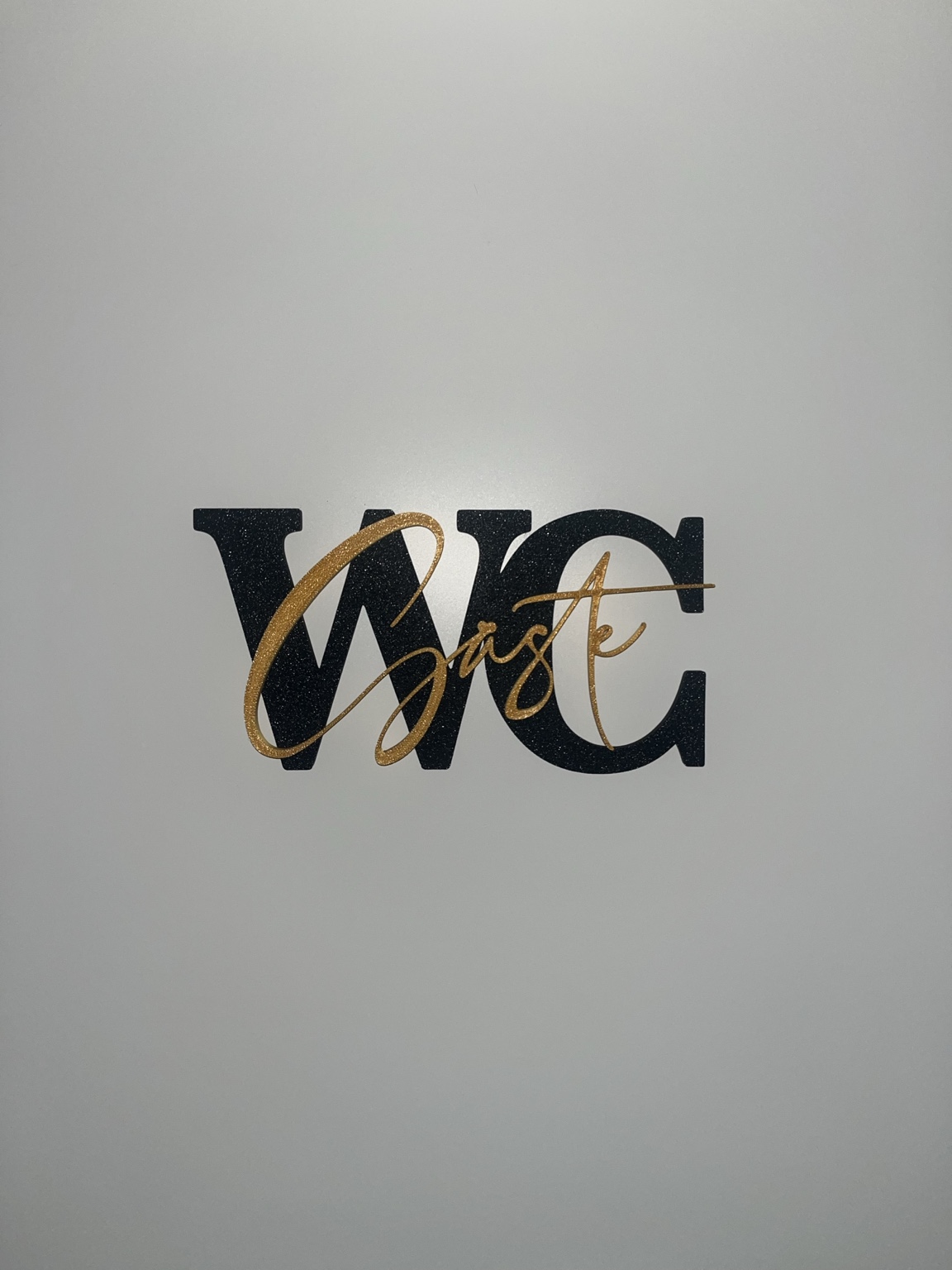 Schwarz-goldenes WC-Gäste-Schild aus dem 3D-Druck